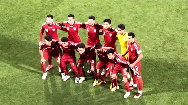 Cầu thủ Afghanistan với trái tim dũng cảm đối diện với cầu thủ Pakistan, nổi bật trên sân cỏ Cầu thủ Afghanistan với trái tim dũng cảm đối diện với cầu thủ Pakistan, nổi bật trên sân…