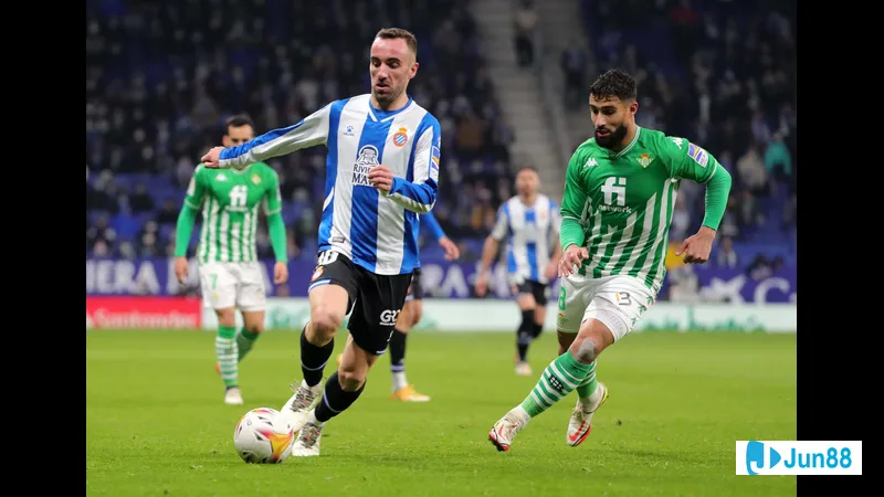 Cầu thủ Espanyol đang vượt qua cầu thủ Real Betis để tiến vào vùng cấm đối phương