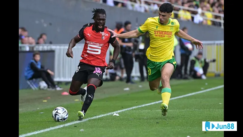 Cầu thủ Rennes nỗ lực giành bóng khỏi người đối thủ của Le Havre trong một tình huống…