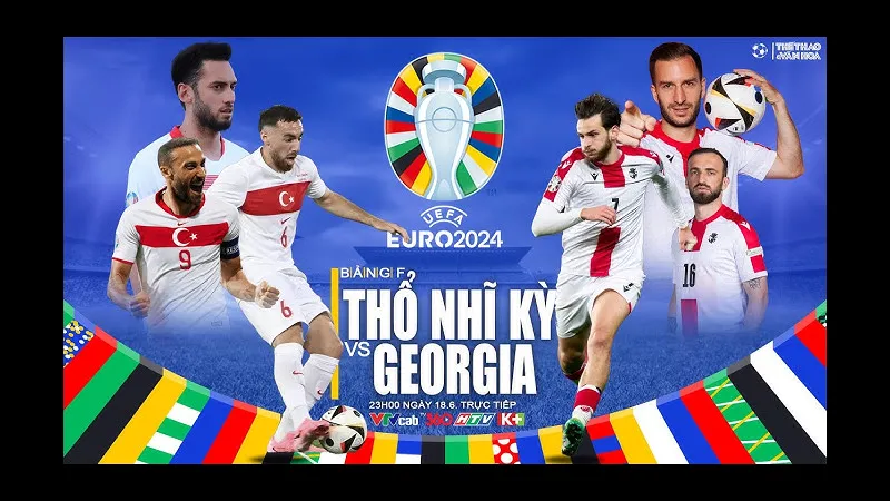Cầu thủ Thổ Nhĩ Kỳ dẫn bóng qua hậu vệ Georgia trong trận đấu