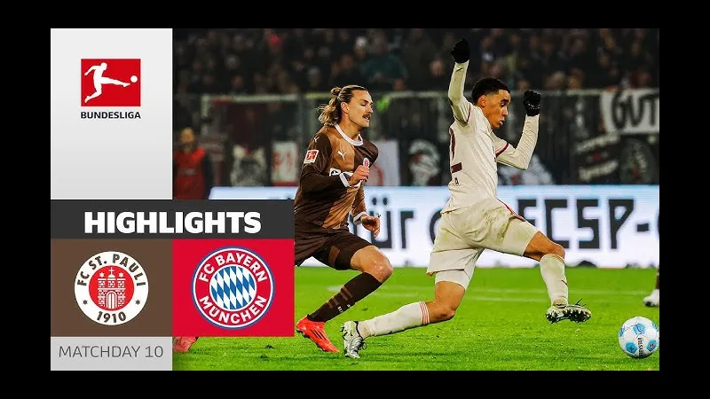 Cầu thủ Bayern Munich cướp bóng khỏi đối thủ St. Pauli trên sân cỏ
