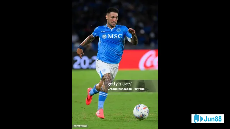 Cầu thủ Napoli tạo ra khoảnh khắc nguy hiểm trước khung thành Como