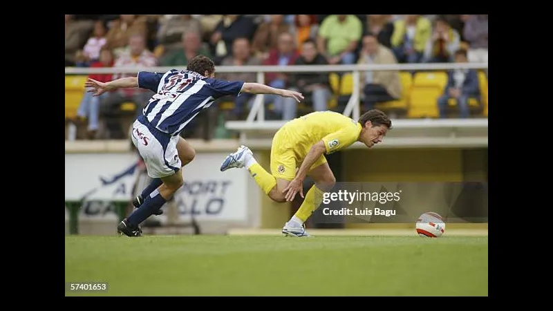 Cầu thủ Real Sociedad vượt qua hậu vệ Villarreal trong trận đấu sôi động