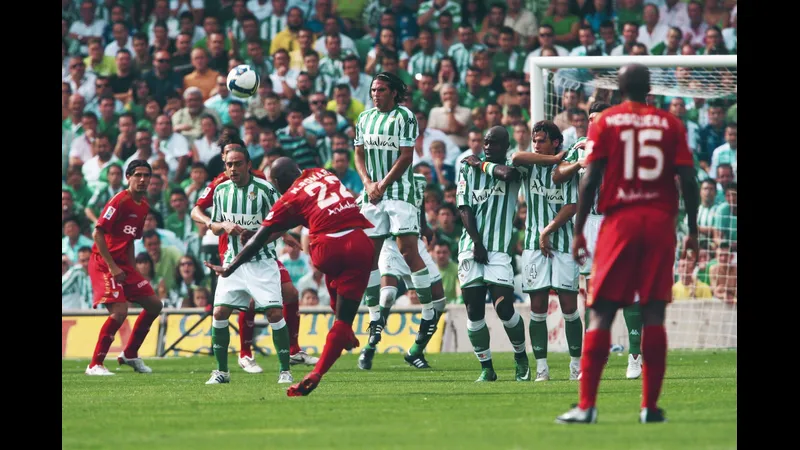 Cầu thủ của Sevilla tung cú sút mạnh vào khung thành của Real Betis trong trận đấu giữa…