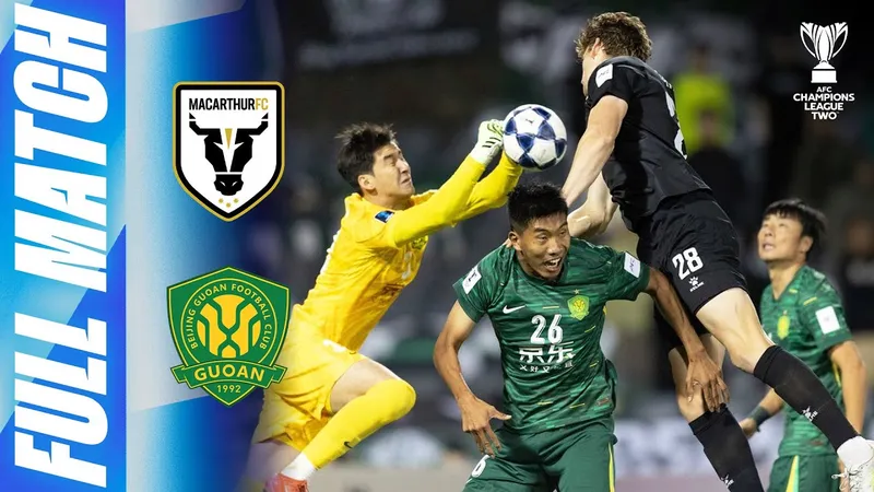 Cầu thủ của Beijing Guoan tiến vào vòng cấm với sự quyết tâm cao độ trước hàng phòng ngự…