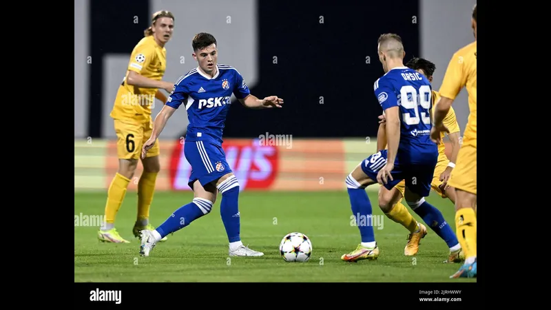 Cầu thủ Dortmund đi bóng qua cầu thủ của đội Bodo/Glimt trong trận đấu
