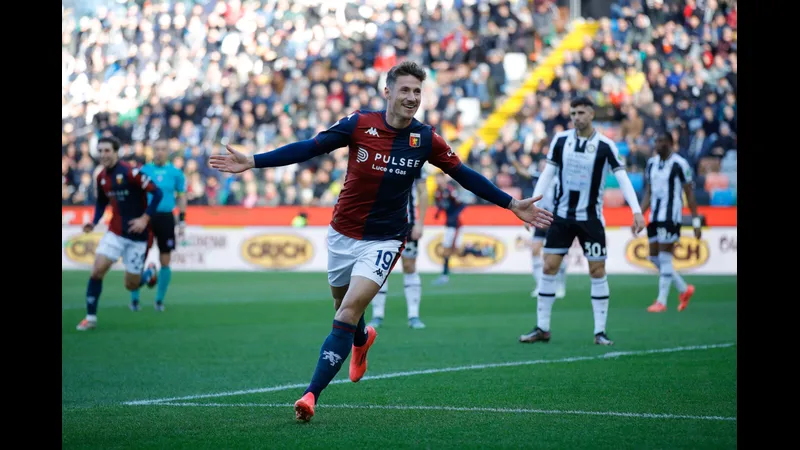 Cầu thủ của Udinese vượt qua cầu thủ Genoa trong trận đấu bóng đá - "Udinese" vs "Genoa" Cầu thủ của Udinese vượt qua cầu thủ Genoa trong trận đấu bóng đá - "Udinese" vs "Genoa"