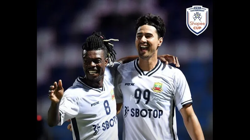 Cầu thủ Johor DT và Shan Utd tranh chấp quả bóng trên sân