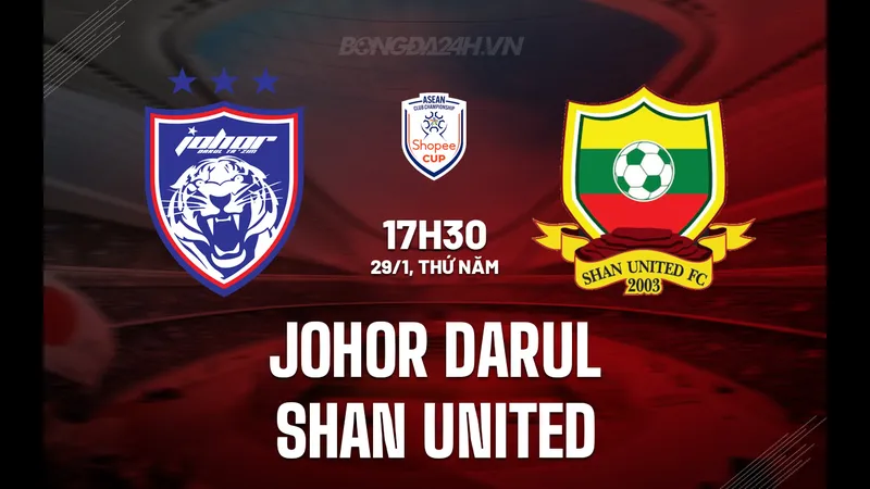 Cầu thủ Johor DT và Shan Utd tranh chấp bóng trên sân cỏ