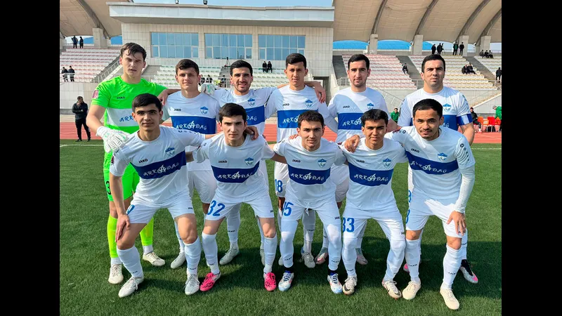 Arkadag chạy nhanh với bóng trước sự áp đảo của cầu thủ Al Nassr