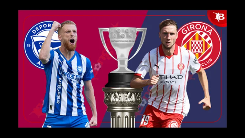 Cầu thủ Alaves và Girona tranh chấp quả bóng trên sân cỏ