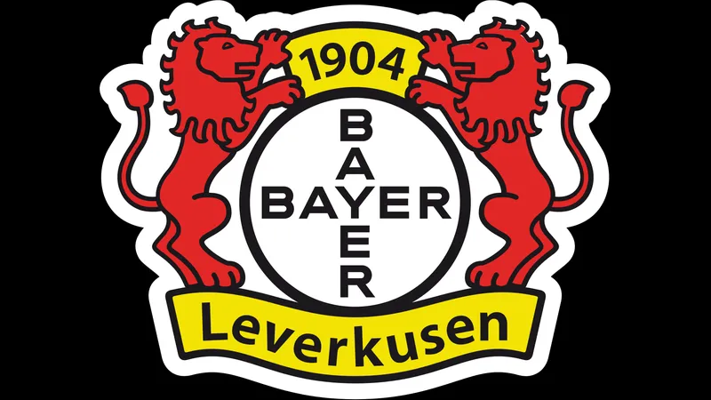 Cầu thủ Olympiakos bay cao để tranh bóng với Bayer Leverkusen