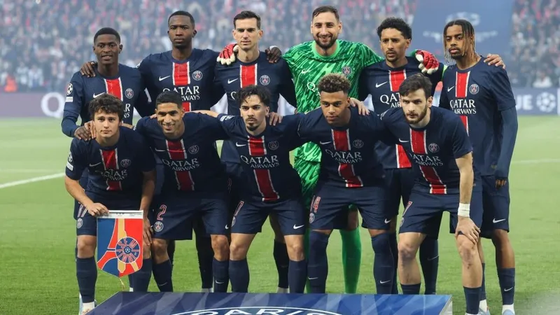 Cầu thủ PSG tạt bóng trong trận đấu với Marseille