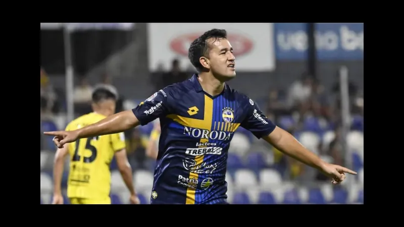Cầu thủ San Lorenzo và Sportivo Trinidense đấu tranh gay gắt trên sân cỏ