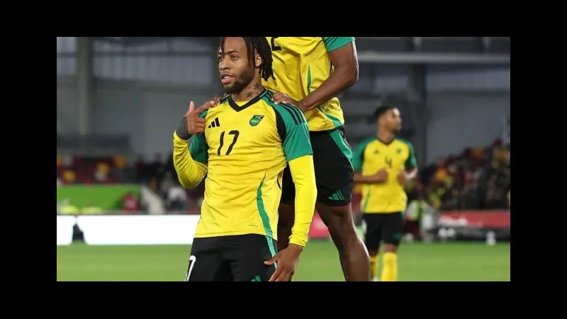 Cầu thủ New Caledonia và Jamaica tranh chấp bóng trên sân - Phân tích chiến