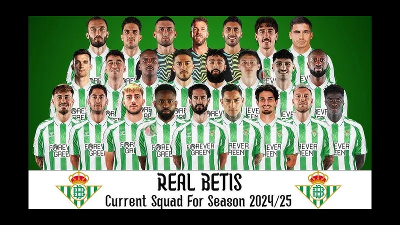 Cầu thủ Real Betis tung cú sút mạnh vào khung thành Panathinaikos
