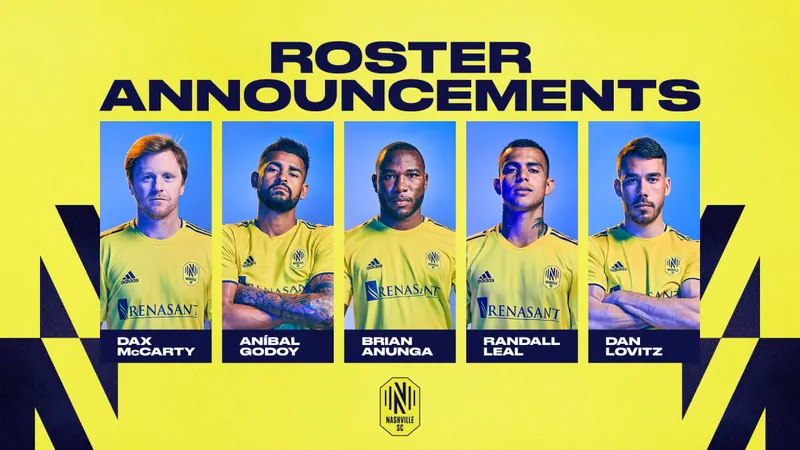 Cầu thủ Nashville dẫn bóng trước sự truy đuổi của Tigres UANL